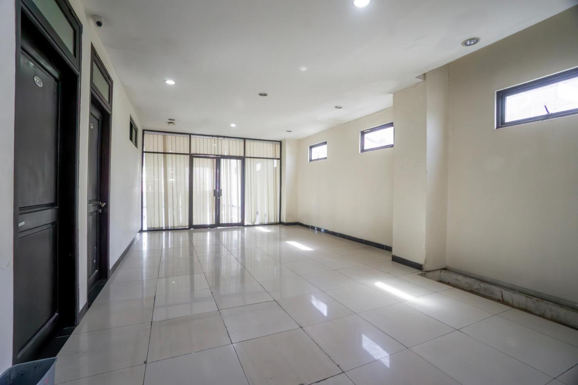 Hotel O Genteng Near Genteng Market Formerly Uno Hotel Surabaya Buitenkant foto