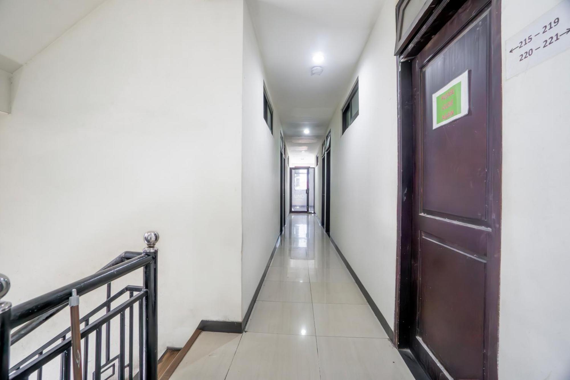 Hotel O Genteng Near Genteng Market Formerly Uno Hotel Surabaya Buitenkant foto